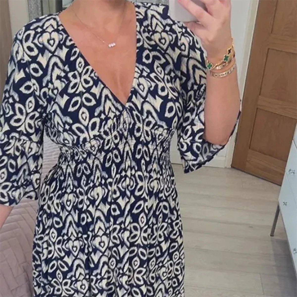 EMILIA - Geblümtes Kleid mit V-Ausschnitt